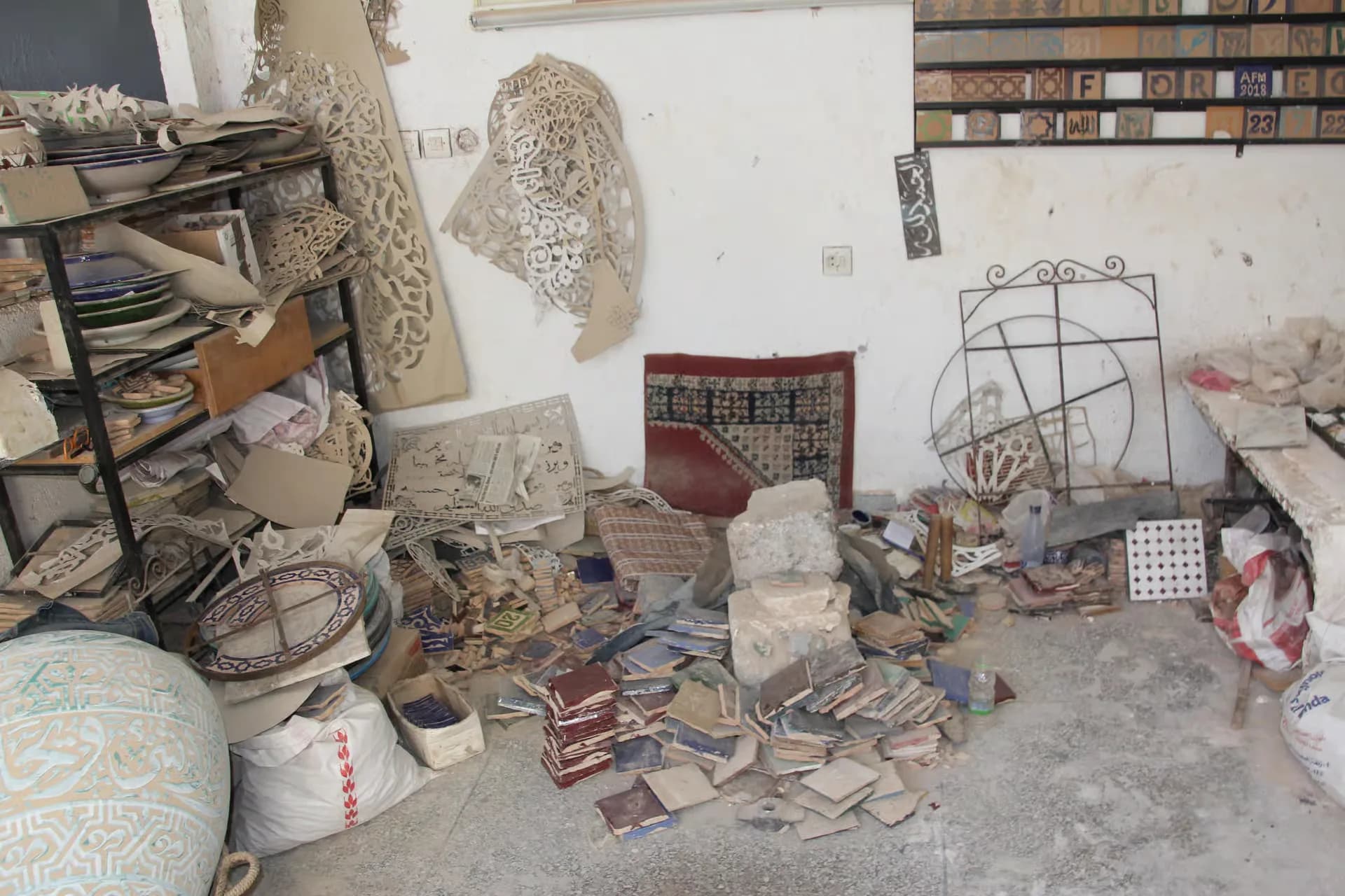Travail de poterie et mosaïque en cours
