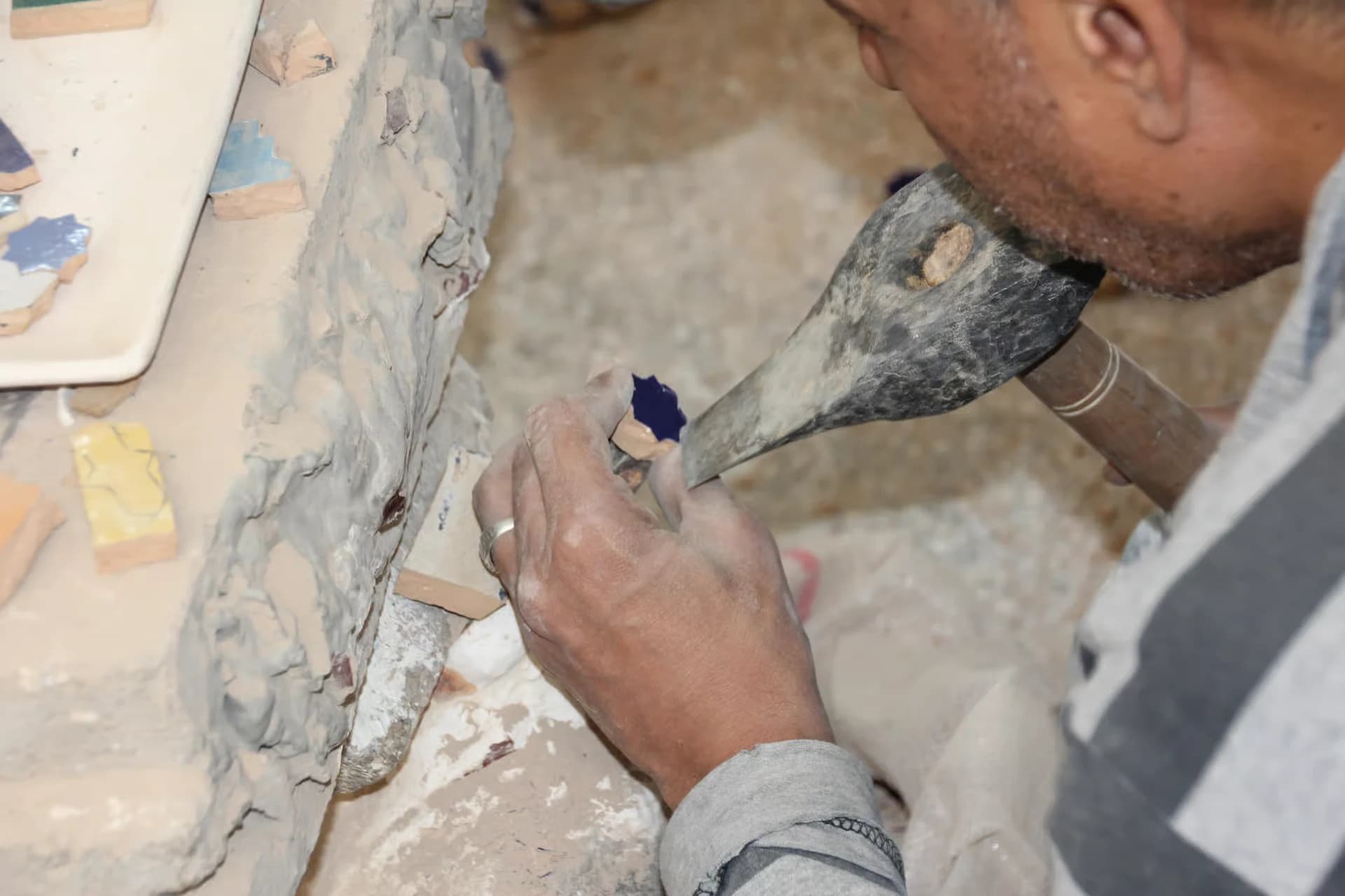 Ambiance d'atelier de poterie pratique à Fès