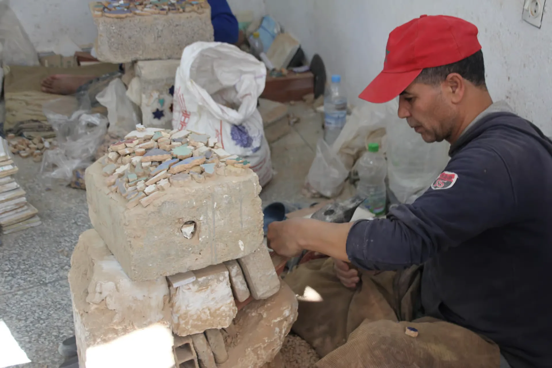Détails artisanaux d'une séance de poterie marocaine