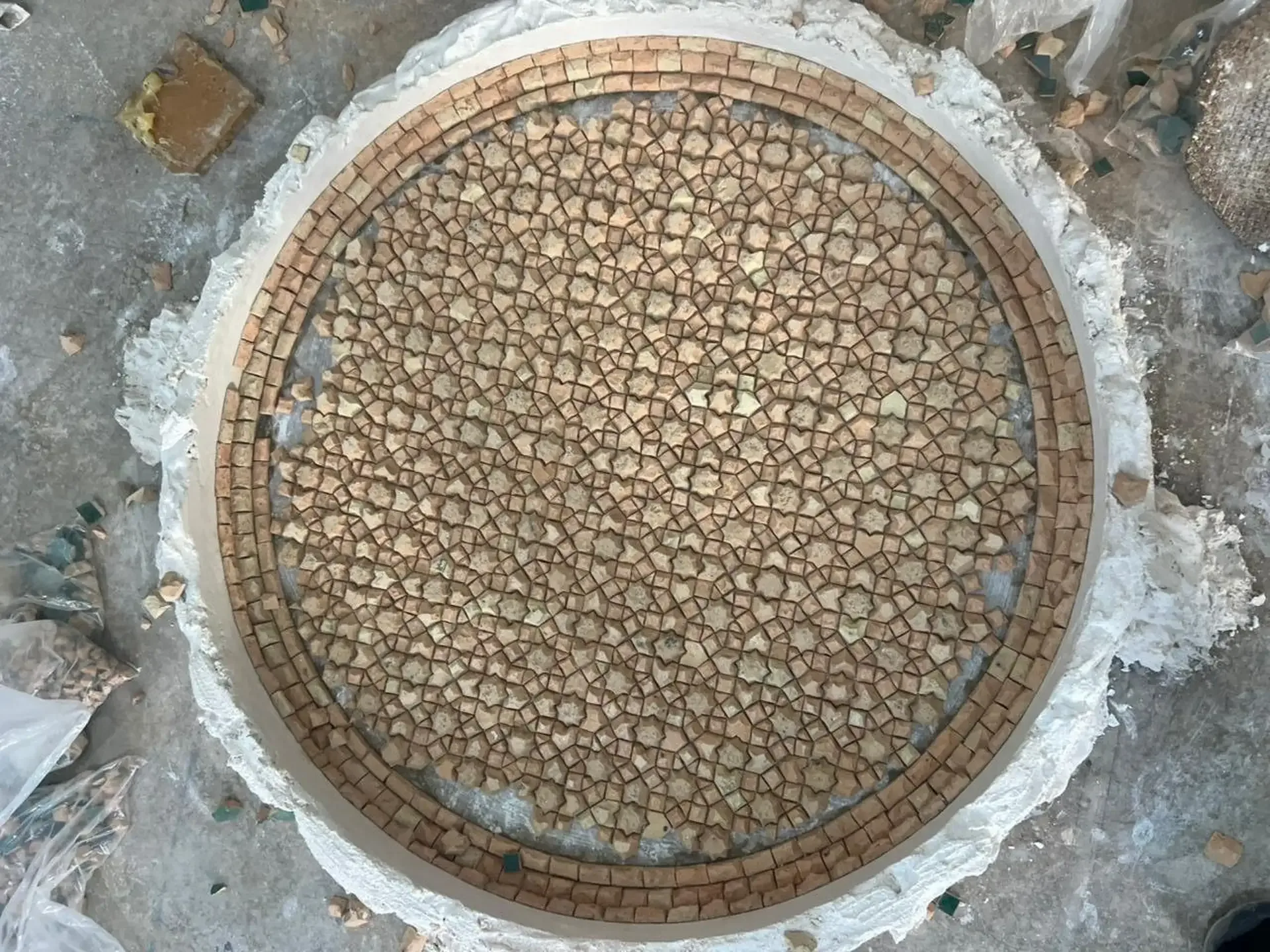 Médaillon de mosaïque zellige en cours à l'atelier