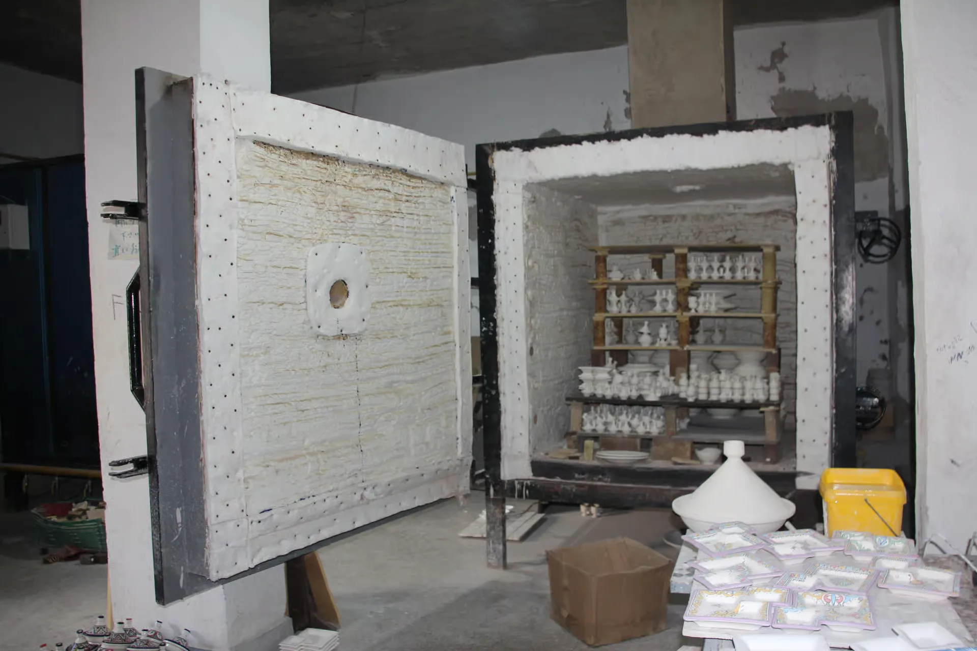 Espacio de taller en Fez listo para una sesión artesanal