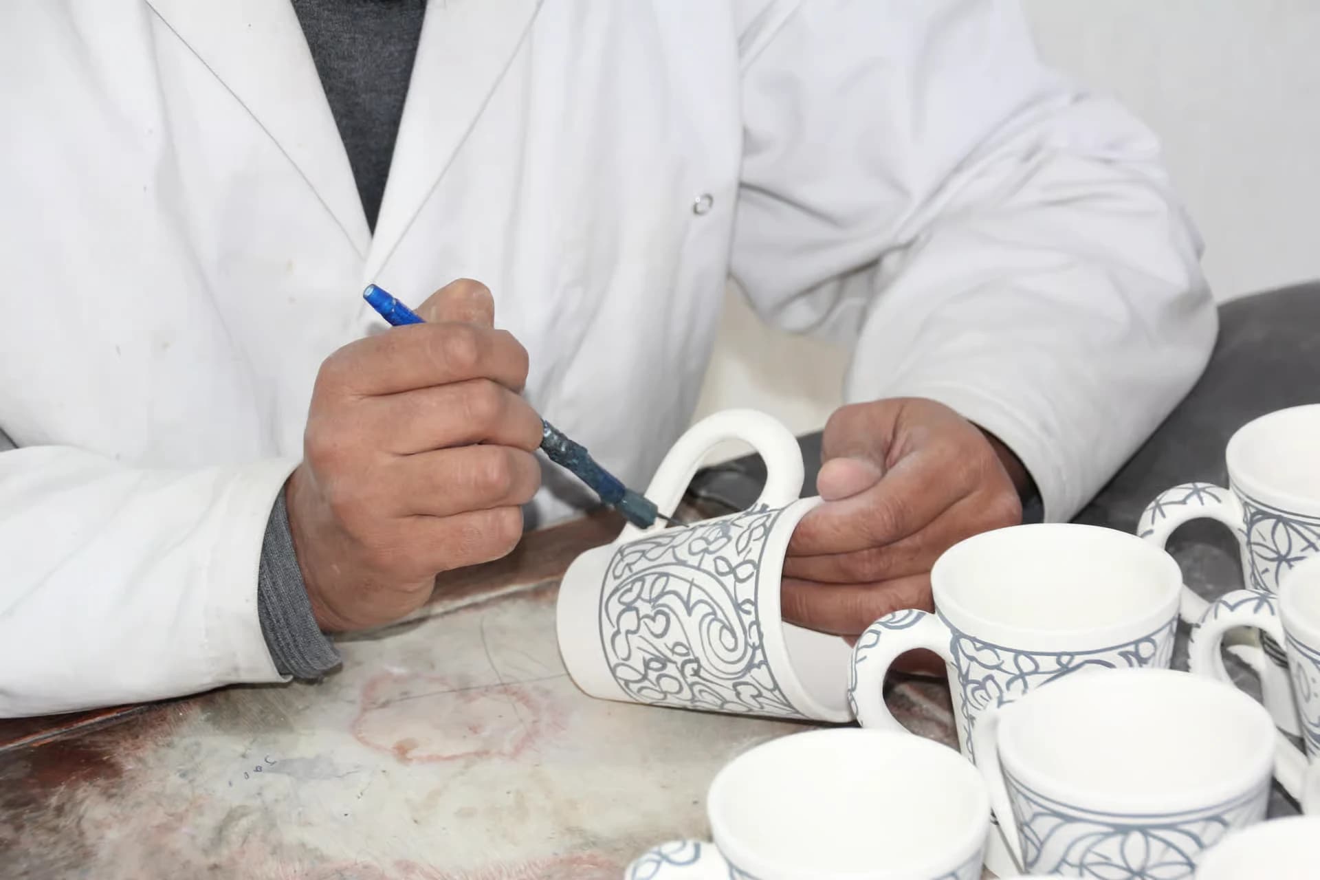 Séance de peinture sur poterie à l'atelier