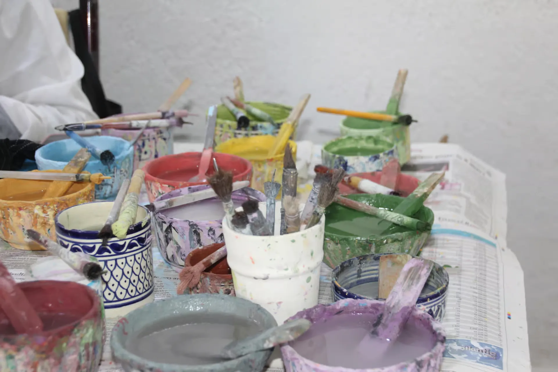 Huéspedes internacionales en una mesa de taller artesanal en Fez