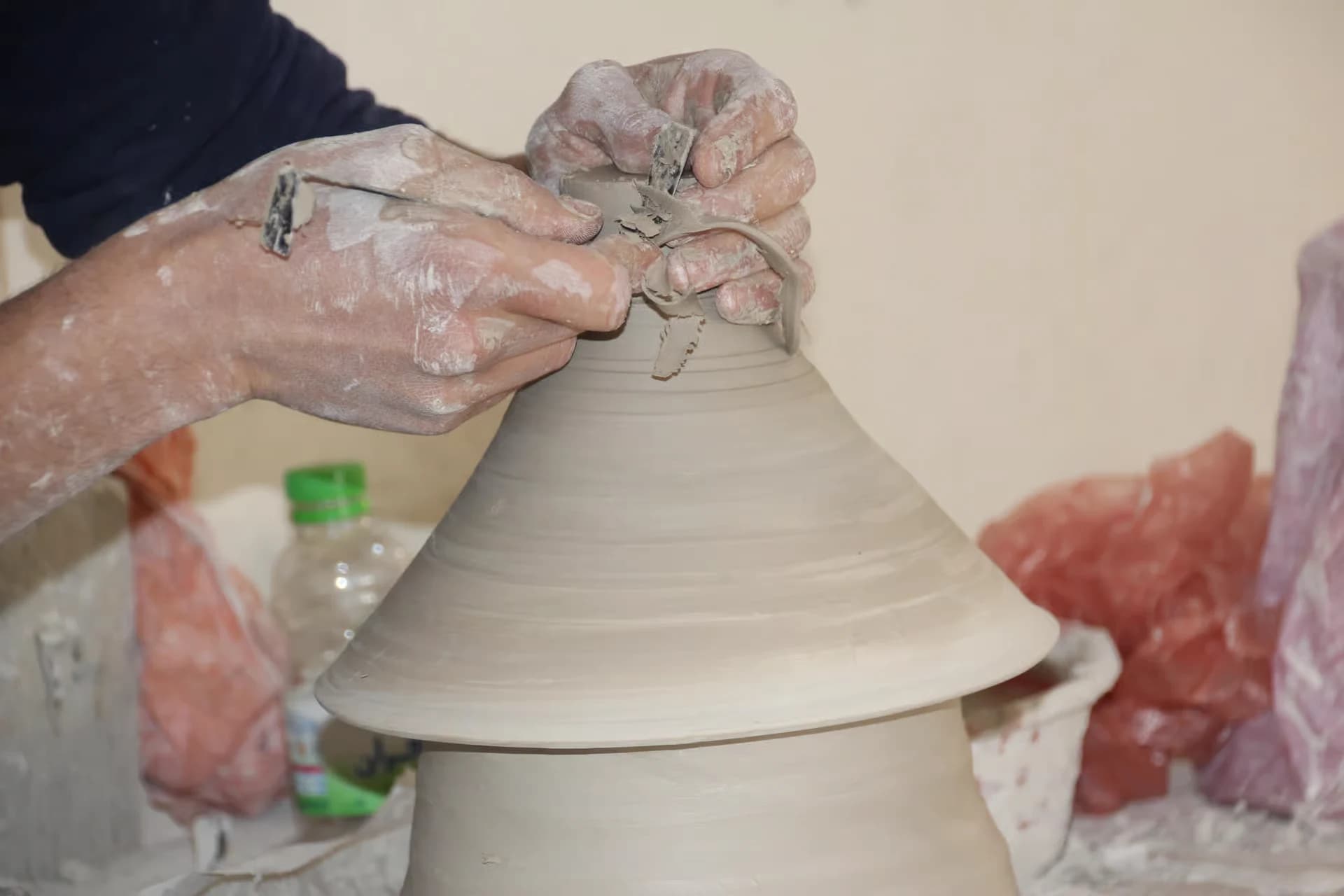 Détail d'atelier poterie & mosaïque à Ain Nokbi
