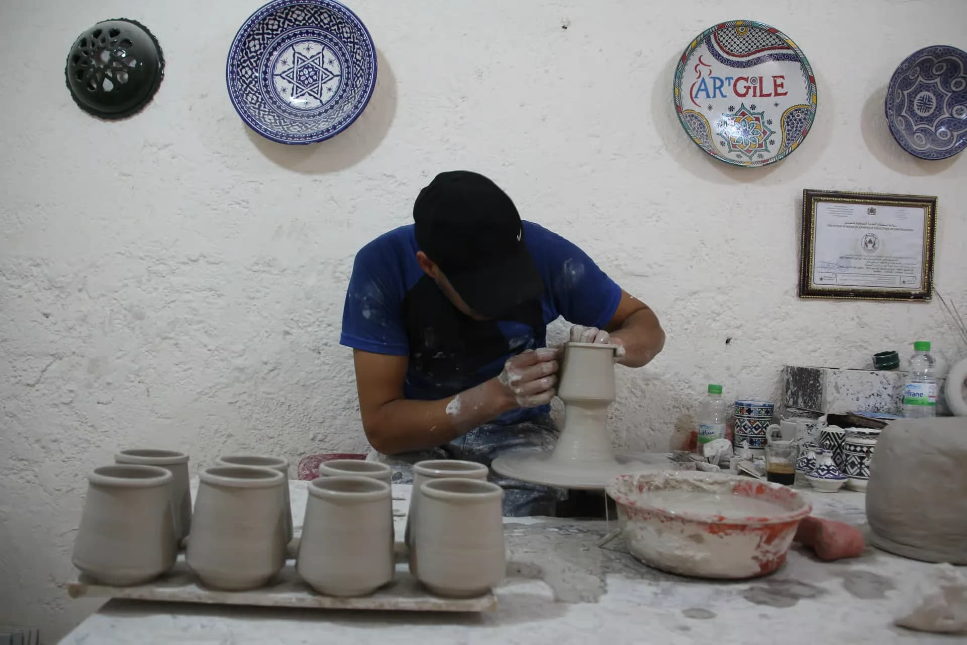 Détail de travail artisanal à Workshop Fès Pottery